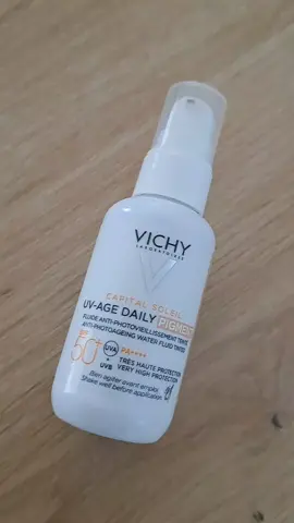 SPF is my BFF. Iar noul meu BFF este Vichy Capital Soleil UV-AGE Daily SPF 50+, care imi protejează tenul de razele UV și acționează împotriva foto-îmbătrânirii.  Îl aplic în fiecare dimineață,  apoi sunt gata de o nouă zi plină de activități in aer liber. Formula este ușor pigmentată,  dar finisajul este invizibil, iar  textura lejeră nu imi încarcă tenul,  doar il protejează. Tu ce SPF folosești? . . . . #buzz_vichycapitalsoleil #vichyspf #meandmyspf @BUZZStore @Vichy Laboratoires 