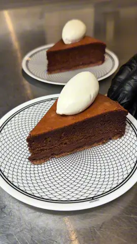 濃厚ふわとろガトーショコラ🍫 ガトーショコラ 750円 生クリームをのせた贅沢ショコラケーキ！ メレンゲを含ませて焼き上げることでまるで雲のようにフワッととろける軽やかな口溶けが味わえる！ 🍚店名: STONE Cafe 住所: 大阪府大阪市西区新町3-6-10 INSOUビル 2F 最寄駅: 西長堀駅から徒歩3分 営業時間:10:00〜19:00 定休日：不定休 #大阪グルメ#Japanesefood#tiktokfood