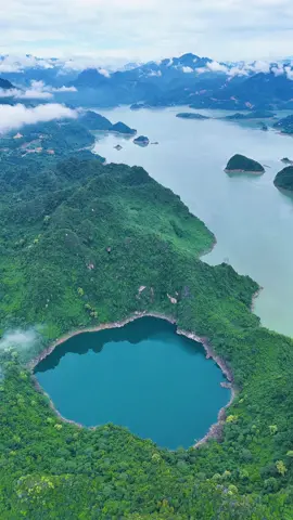 Hồ mắt ngọc nằm gọn mình trong một thung lũng 🏔️  , giữa các ngọn núi mọi thứ còn rất vẹn nguyên. Màu nước xanh biết 4 mùa trong năm , cảnh sắc như chốn thần tiên 🌿🌲 #hoamatngoc #tanlac #hoabinh #travel #dulich #thiennhien #phuot #relax #chill 🏔️🏊‍♂️🌿🏕️
