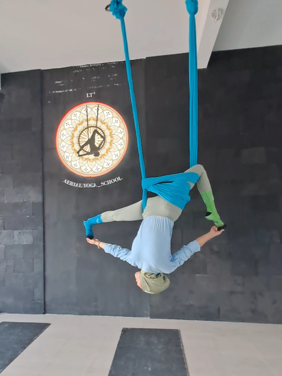 the SWINGER recreating the LOGO 🤪🤸🏻‍♀️💫🙏🏻 📍@lantai2aerialyogaschool Pamulang #aerial #aeriallogo #logoflow #aerialjakarta #aerialist #aerialistsoftiktok #aerialisthijab #aerialyogaflow