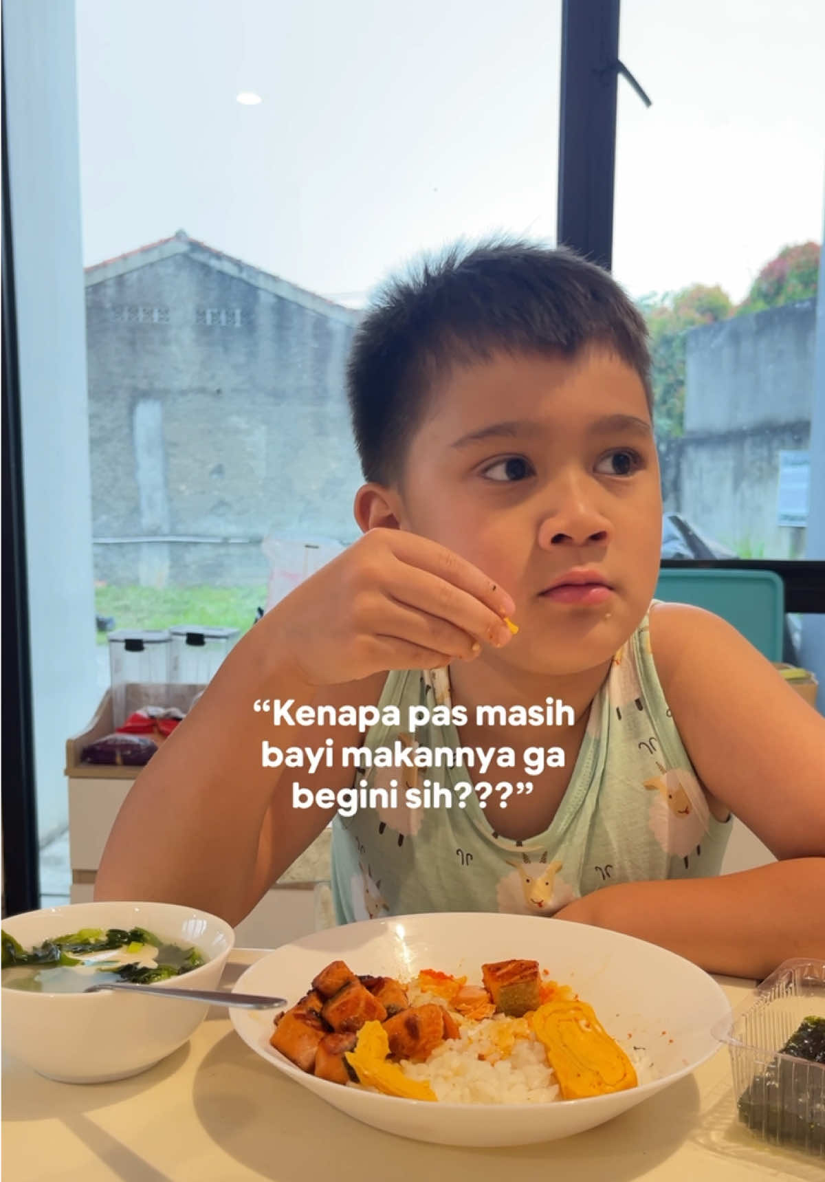 Kenapa ya dia ga bosen2 makan ini? Bumbu marinasi salmon: - bawang putih halus - miso - kecap asin jepang - mirin (yg halal merk kikoman) - mayo - madu