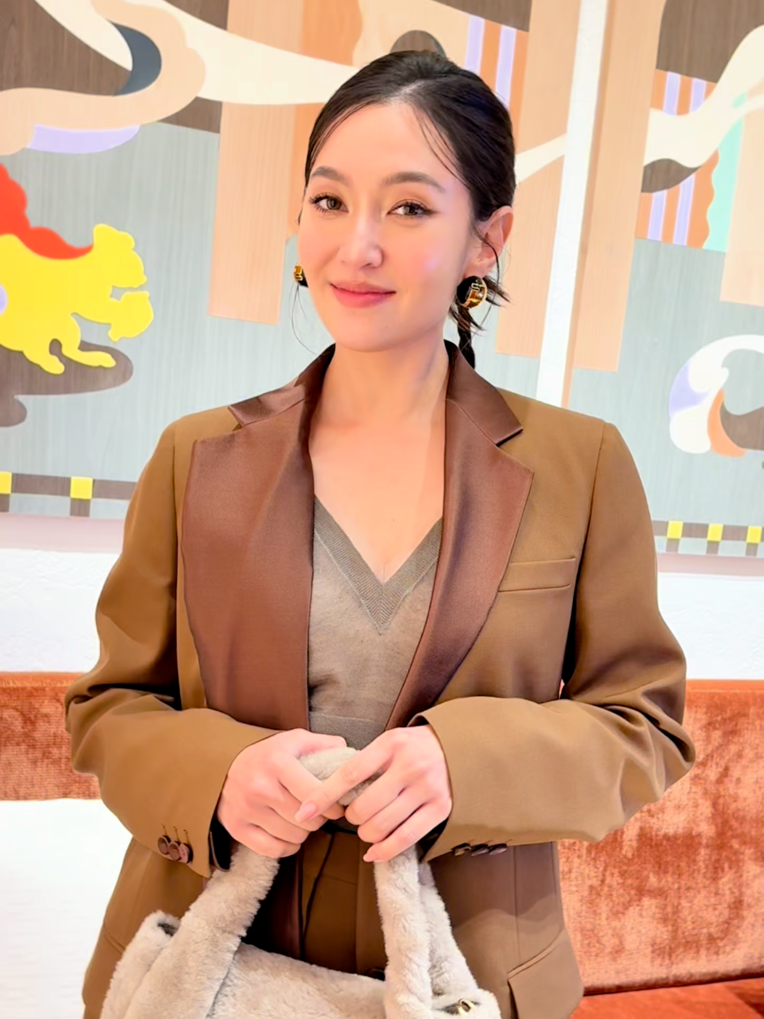 @fendi เปิดบูติกแห่งใหม่ ณ ICONSIAM อย่างเป็นทางการเผยโฉมคอลเลกชันล่าสุดอย่าง Fall/Winter 2025-26 ครั้งแรกในประเทศไทย ภายในงานมีเหล่าคนดังมาร่วมเฉลิมฉลองนำโดย Heart Evangelista (@lme85), เบลล่า ราณี , เก้า สุภัสสรา (@supassra_sp), แพต ชญานิษฐ์ (@patchayanit), ต่อ ธนภพ (@thanapob_lee) และเอม สรรเพชญ์ (@aimmku) แขกผู้มาร่วมงานได้ร่วมสัมผัสคอลเลกชันฤดูใบไม้ร่วง/ฤดูหนาว 2025-26 ซึ่งแสดงให้เห็นถึงงานฝีมืออันเป็นเอกลักษณ์และการออกแบบที่ไม่เหมือนใครของ FENDI ติดตามภาพบรรยากาศในงานได้ที่ 𝐇𝐢𝐒𝐨𝐏𝐚𝐫𝐭𝐲𝐎𝐟𝐟𝐢𝐜𝐢𝐚𝐥 Website และ Magazine #FendiFW25 #FEDI #heartevangelista #เบลล่า #เบลล่าราณี #bellacampen #เก้าสุภัสสรา #supassra #patchayanit #chayanitpat #ต่อธนภพ #thanapob_lee #torthanapob #เอมสรรเพชญ์ #HiSoParty #HiSoPartyOfficial #HiSoPartyMagazine #fyp #fypp #เทรนด์วันนี้