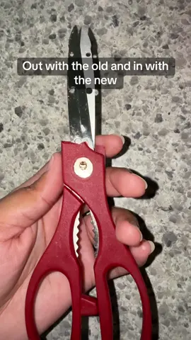 Almost forgot sharp kitchen knives existed😂 was way past due for a new one lol #buyit #iloveit #youneedthis #kitchengadgets #kitchensupplies #scissors #kitchenscissors #tiktokshop #tiktokmademebuyit 