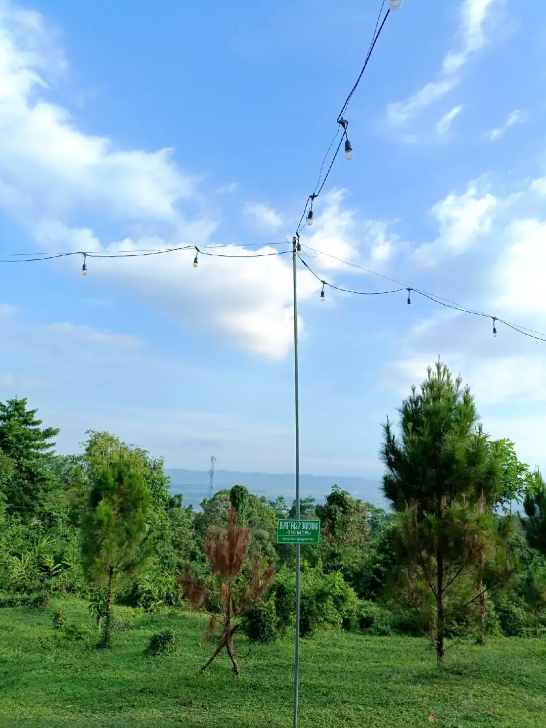 nitip sini yaa tenang bngt nongkrong di sini,smbil melihat indahnya alam🍃 #saunggembira #warkopsaunggembira #vibess #majenang #pasirdandang_majenang @warkop.saung.gemb 