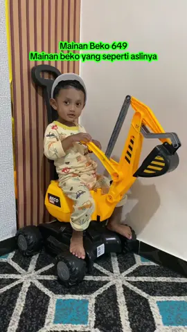 Anak tetangga udah punya, anak kamu kapan? 😎 Bisa dinaikin, bisa gali beneran, bisa bikin anak betah di luar rumah! Jangan sampe nyesel belakangan  #beko #bekomain #excavator #excavatortoy #mainananak #mainananakcowok #mainanseru #antigadget #anakseru 