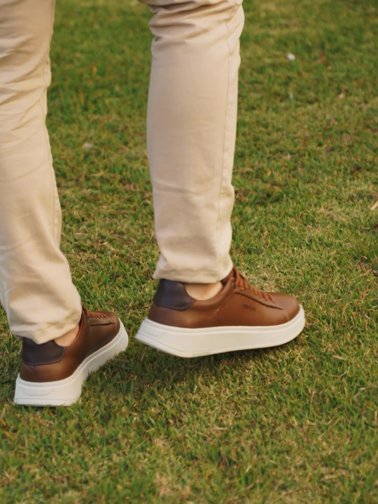 Estilo casual com conforto de sobra. O Sneaker Logan é aquele par que vai com tudo. 👟 #Ferracini #SneakerLogan #LookMasculino#TênisdeCouro #CalçadoMasculino