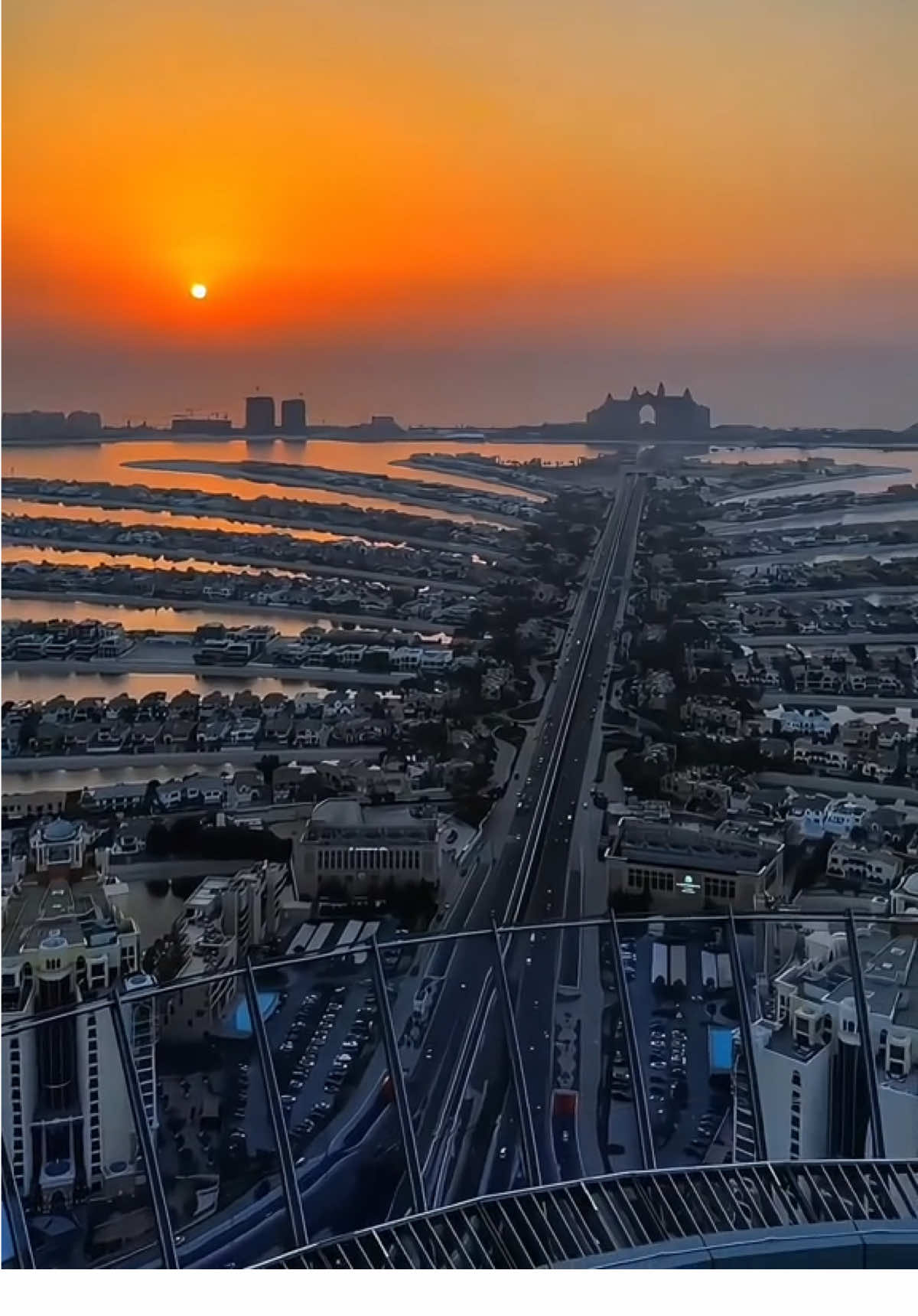 Palm Jumeirah – Kỳ quan giữa sa mạc 🏝️🌆 Được mệnh danh là một trong tám kỳ quan nhân tạo vĩ đại nhất thế giới, Đảo Cọ Dubai như một đóa cọ khổng lồ vươn ra biển xanh thẳm. 🌴 Hầu hết các khu vực trên đảo đều là biệt thự tư nhân sang trọng, nơi những giấc mơ xa hoa chạm đến tận cùng giới hạn. ✨ Giữa lòng sa mạc, con người đã tạo ra cả một thiên đường – như thể vượt qua cả tự nhiên, chạm tay vào điều không tưởng. ⸻ #Dubai #ĐảoCọHuyềnThoại #HànhTrìnhXaHoa #KỳQuanThứTám #ChuyếnĐiĐángMơƯớc