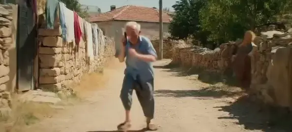 Amca halinden hiç memnun kalmamış şimdi parfümcü naneyi yemedi mi? 😇 #sanalgerçeklik #editörlük #videomaking #trendvideo #veo3 #keşfet #futureai