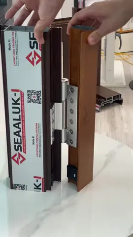 Bản lề 4D thủy lực Daishin là dòng phụ kiện cao cấp, được thiết kế đặc biệt để mang lại trải nghiệm đóng mở cửa mượt mà, chắc chắn và an toàn tuyệt đối. Với công nghệ thủy lực tự đóng thông minh, bản lề giúp cánh cửa tự động khép lại nhẹ nhàng, không gây tiếng ồn – đảm bảo sự yên tĩnh cho không gian sống và làm việc. #phukiennhomkinh #nhomkinh 