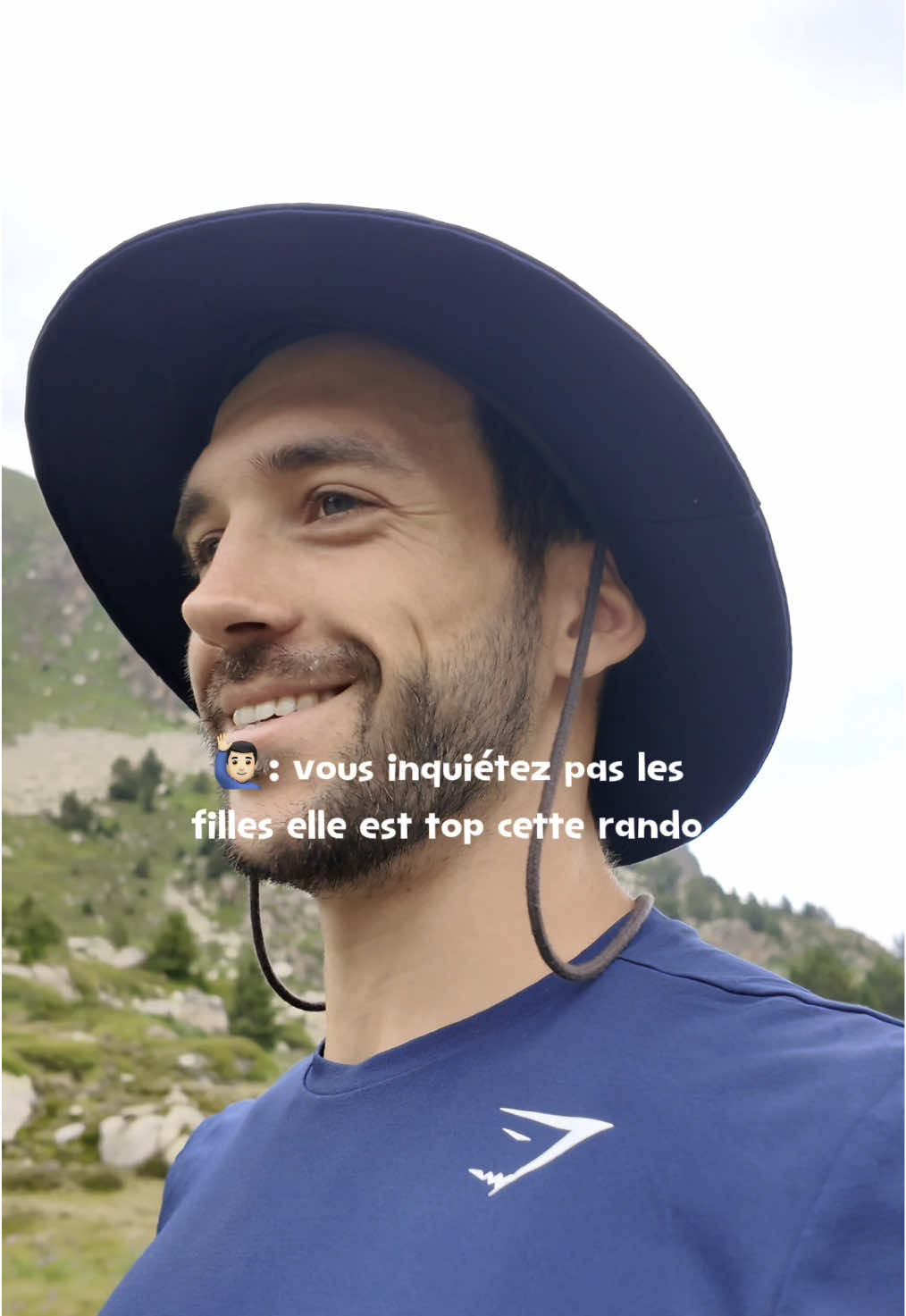 RÈGLE N°1 en montagne : Toujours être prêt en cas de changement de météo imprévu ⛈️ Merci à @immersionbreaknature pour cette bâche, sous laquelle on est restés près de 5h à attendre que l’orage passe 🫠 La météo annonçait une petite pluie passagère… On s’est retrouvés en pleine tempête. Si tu n’es pas préparé ni équipé, tu risques l’hypothermie très rapidement 🧊  #mountain #Hiking #pyrénées 