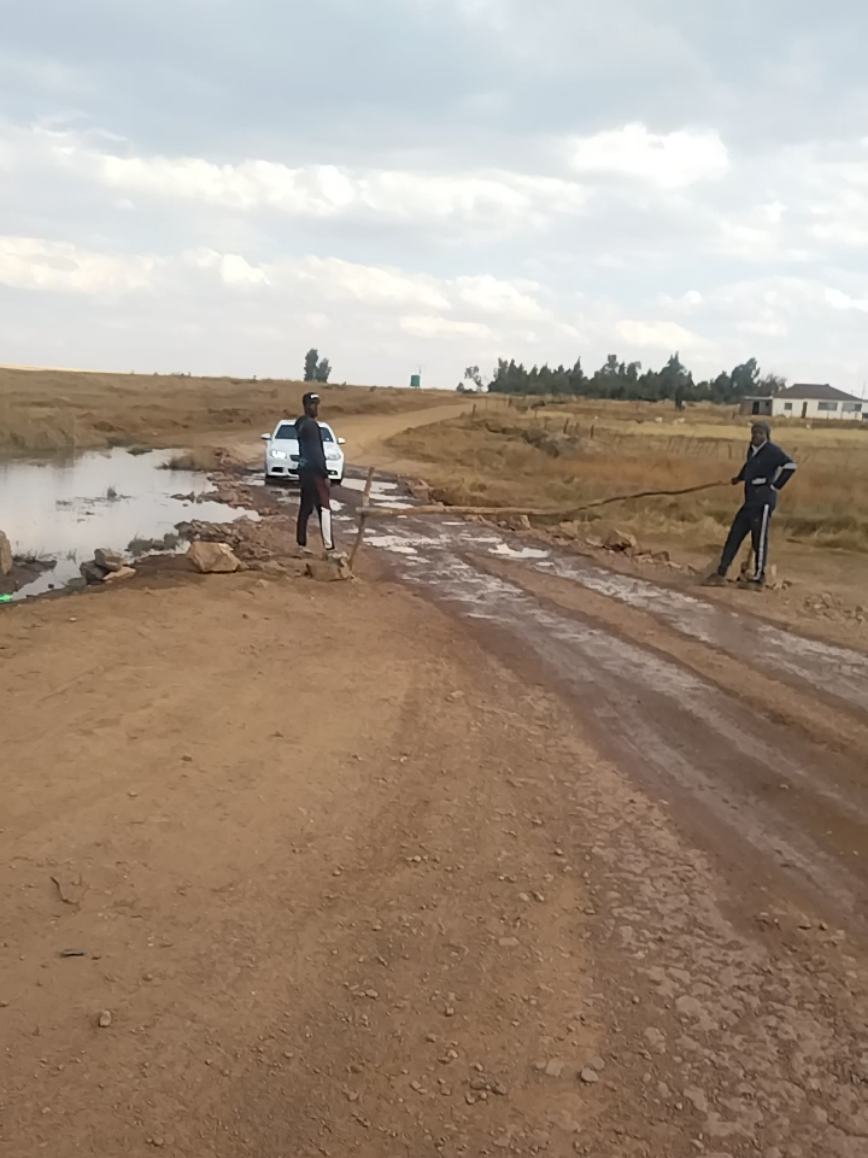 On way from Carolina to Ermalo on Chrissiemeer road   illegal toll gate on detour road, must pay R20. They said the municipality gave them permission to do so # Carolina Municipality