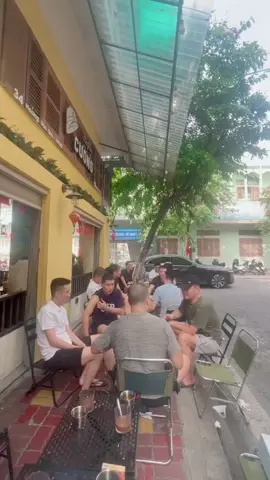 Lại là Cường đây.Chúng m có cà phê ngon,trà hoa quả,trà sữa,và rất nhiều đồ hót khác nữa.34 Hoàng Văn Thụ,TPHD cũ nha và chúng m luôn luôn free ship dù chỉ 1 ly ạ.việc của bạn là nhấc máy gọi C:0982210885,còn lại để Cường lo nha.
