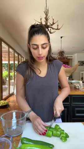 שניצל בחלה סלט ביצים מטבוחה סחוג בצל מקורמל חצילים מטוגנים הכל בסירטון אחדדד שבת שלום🤍🤍🤍🤍🤍🤍 #פוריו #אוכל #שניצלבחלה #בישוליםשלשישי 