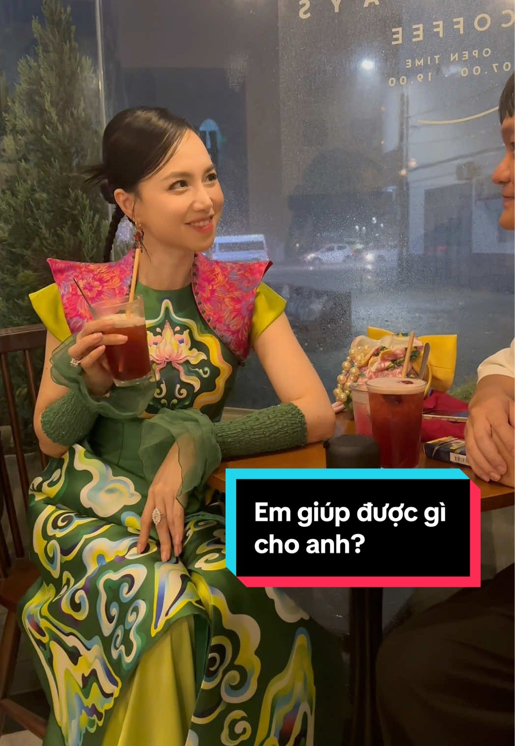 Cứ ngồi một mình là có người ve vãn 🤭 #dinhngocdiep #tiktokgiaitri @☁️TRỊNH TÚ TRUNG☁️ 