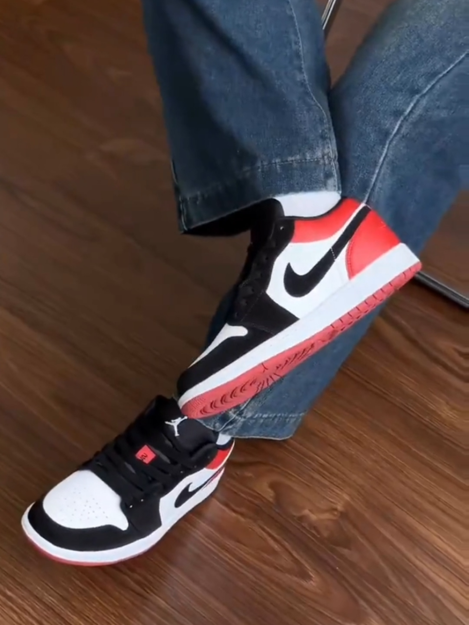 Temukan gaya ikonik dengan Air Jordan 1 Low 'Black Toe' 553558-116. Sepatu ini menggabungkan desain klasik dengan sentuhan modern, cocok untuk penampilan kasual maupun olahraga. Warna hitam, putih, dan merah yang timeless membuatnya mudah dipadukan dengan berbagai outfit. Dibuat dengan bahan berkualitas tinggi, sepatu ini menawarkan kenyamanan dan daya tahan maksimal. Jadikan koleksi sneaker Anda lebih lengkap dengan Air Jordan 1 Low 'Black Toe – pilihan tepat untuk pecinta gaya streetwear dan sneakerhead di Indonesia!