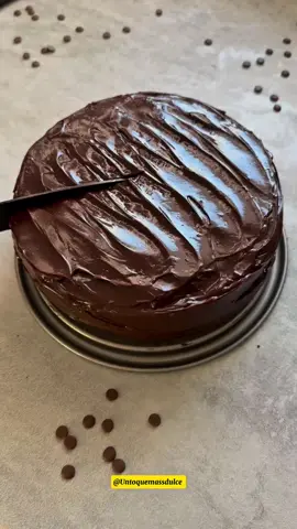 Torta de Chocolate Matilda 🍫 👩‍🍳 Ingredientes: * 250 g de harina * 50 g de cacao en polvo * 1 cucharadita de polvo de hornear * 1 cucharadita de bicarbonato de sodio * 150 g de azúcar * 100 g de azúcar moreno * Una pizca de sal * 2 huevos grandes o 3 pequeños * 120 ml de aceite * 180 ml de crema agria (nata ácida) * 240 ml de café caliente (preparado con 1 cucharada de café instantáneo en agua hirviendo) Ganache: * 200 g de chocolate (150 g de chocolate con leche + 50 g de chocolate negro) * 150 ml de nata para montar (crema para batir) 👩‍🍳 Preparación: 1- Precalienta el horno a 180 °C si usas dos moldes, o a 175 °C si usarás uno solo. Engrasa dos moldes redondos de 20 cm, enharina ligeramente y coloca papel de horno en la base. - Si usas un solo molde, hornea durante 40 minutos, luego cubre con papel de horno y hornea otros 20 minutos o más, controlando cada 10 minutos para que no se queme. 2- Prepara el café disolviendo 1 cucharada de café instantáneo en 240 ml de agua hirviendo. Reserva. 3- En un bol, tamiza la harina, el cacao en polvo, el polvo de hornear y el bicarbonato. Añade los dos tipos de azúcar y la pizca de sal, y mezcla todo muy bien. 4- En otro bol, bate los huevos junto con el aceite y la crema agria hasta obtener una mezcla homogénea. Incorpora esta mezcla a los ingredientes secos y mezcla bien. 5- Agrega el café caliente poco a poco y mezcla hasta conseguir una masa líquida y homogénea. 6- Divide la mezcla en los dos moldes y hornea durante 30-33 minutos. Deja enfriar 15 minutos antes de desmoldar. 7- Para preparar la ganache, calienta la nata hasta que esté casi hirviendo. Vierte sobre el chocolate troceado (mezcla de chocolate con leche y negro) y mezcla hasta obtener una crema lisa. Deja enfriar hasta que espese. 8- Monta la torta: coloca ganache entre las capas y cubre toda la superficie y los bordes con el resto del ganache. . #tortadechocolate #chocolate #postres #repostería #recetas #dulces #pastelería #cocinafacil #casero #ganache #delicioso  #hechoencasa #matildacake 