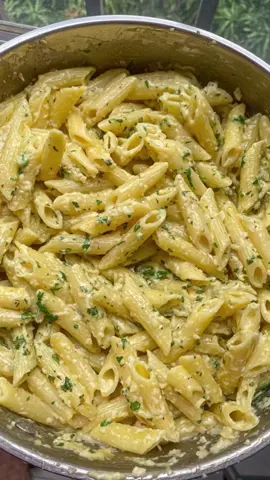 🧄Pasta al Ajo 🧄  Ingredientes:  	•	250 g de pasta (la de tu preferencia) 	•	1 ½ cabeza de ajo  	•	250 ml de crema de leche 	•	100 g de mantequilla       • Aceite un chorrito 	•	Agua de cocción de la pasta (al gusto para aligerar la salsa) 	•	Sal al gusto 	•	Ajo en polvo (para intensificar) 	•	Cilantrico fresco picado (al final) #RecetasDeGregory #PastaAlAjo #CocinaColombiana #RecetasFaciles #FoodieColombia #SaborColombiano #PastaLovers #AjoLovers #recetasrápidas 