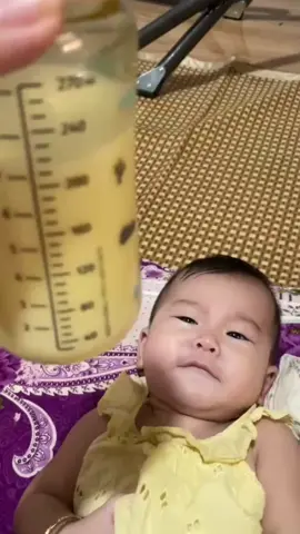 🍓🍓Từ 1 em bé sợ Bình. Một ngày ăn 100ml , kéo dài nữa tháng trời ,và mẹ quyết tâm rèn sữa , học hỏi tìm hiểu về biếng ăn sinh lý ,tâm lý .Và mẹ đã làm được trộm vía từ lúc 4 tháng tới giờ em không con biếng sữa nữa .Trộm vía ăn dặm rồi bạn vẫn ti 240ml-260ml /5 phút 1 cữ .   🍇🍇Mon nào có con biếng sữa ,biếng dặm ib mình chia sẻ kinh nghiệm