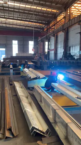 🔩 H-Beam Manual Welding | Using Fusion Welding 🔥 High-temperature fusion for stronger, denser welds 💪 High strength and crack resistance, reliable load-bearing 🛠️ Manual operation adapts to complex structures 💰 Lower equipment cost, higher efficiency ✅ Strong welds, stronger steel! #HBeamWelding #FusionWelding #ManualWelding #StructuralReinforcement #SteelConstruction