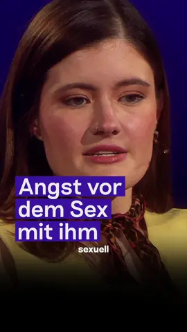 @Madeline Juno macht in einer ihrer vergangenen Beziehungen sehr unschöne sexuelle Erfahrungen. Ihr Ex-Partner hat besondere Vorlieben, die sie nicht ausleben will. Als Konsequenz organisiert er einen Termin bei einem Sexualtherapeuten, um an ihrer Einstellung zu arbeiten. Er vermutet, dass seine damalige Partnerin asexuell ist. Der Therapeut hingegen merkt schnell, dass Madeline eingeschüchtert ist und ermutigt sie, dass das nicht der richtige Weg ist. Wie diese Beziehung ein plötzliches Ende nahm, das erfahrt ihr jetzt auf YouTube und in der @ARD Mediathek ansehen. Link in unserer Bio!