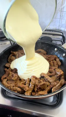A receita mais deliciosa da vidaaaaa! Ingredientes: 500g de carne (usei alcatra e temperei com páprica defumada, sal, alho em pó e pimenta do reino); 250g de bacon; Salsinha a gosto; 3 batatas médias cozidas e ainda quentes; 1 caixinha de creme de leite; 2/3 da xícara de leite; 3 c/sopa de requeijão; 1 pitada de sal; 1c/sopa de queijo parmesão ralado (opcional); 7 fatias de muçarela (2 para o creme de batata e 5 para a finalização do prato).