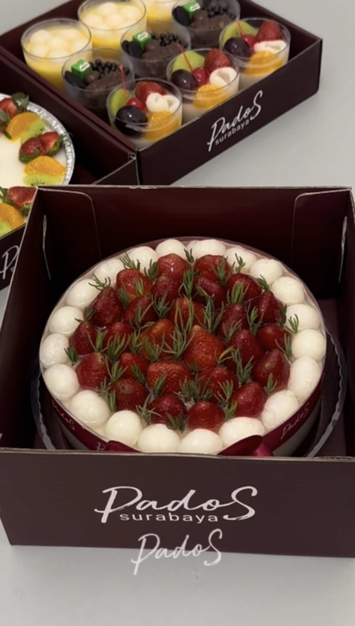 Siap jadi bintang di setiap momen spesial kamu!🍓🤍 #pudingsurabaya #pudingcoklat ##pudingstrawberry##pudingbuah##pudingultah##fypシ゚