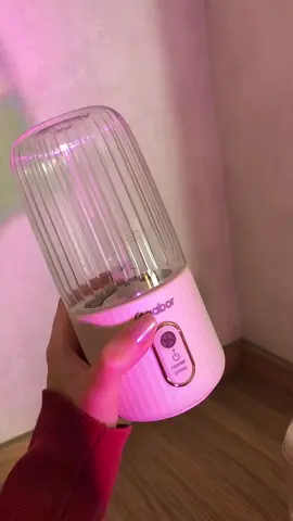 🧃✨ Sua rotina mais saudável e prática começa aqui! Conheça o Liquidificador Portátil Pocket USB Gaabor: ✔️ Tritura frutas e até gelo em segundos ✔️ Vai com você pra academia, trabalho ou viagem ✔️ Sem fio, leve e com 2 copos práticos (280ml e 350ml) ✔️ Carrega via USB e tem até 60min de autonomia 🔋⚡ Smoothie no parque? Shake na academia? Suco fresquinho no trabalho? AGORA É FÁCIL! 😍 #LiquidificadorPocket #Gaabor #TikTokMadeMeBuyIt #TiktokShop #tiktokshopchegou