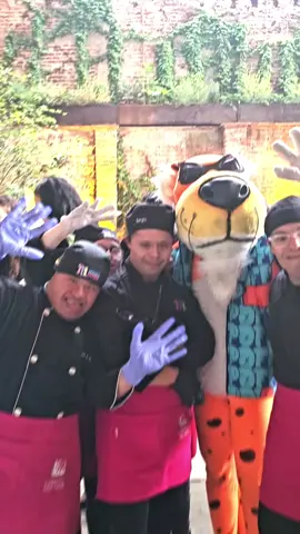 🎉 ¡La fiesta fue increíble, pero ayudar a los demás es aún mejor! 💛 Chester Cheetos demostró que tiene un gran corazón: lleno de amor, energía y ganas de seguir apoyando, incluso después del bailongo. 🧀🔥 Su compromiso con los voluntariados no se detiene… ¿y tú? ¿Te animas a ser parte del cambio? 🙌✨ #VoluntariadoPepsiCo #ChesterConCausa #AyudarTambiénEsCool