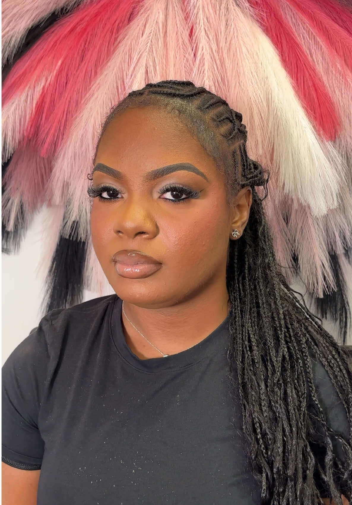 Guys, new background, what do y’all think ? #houstonmua #htxmua #mua #houstonmakeupartist #htxmakeupartist #makeuptherapy #makeupprocess #muapov 