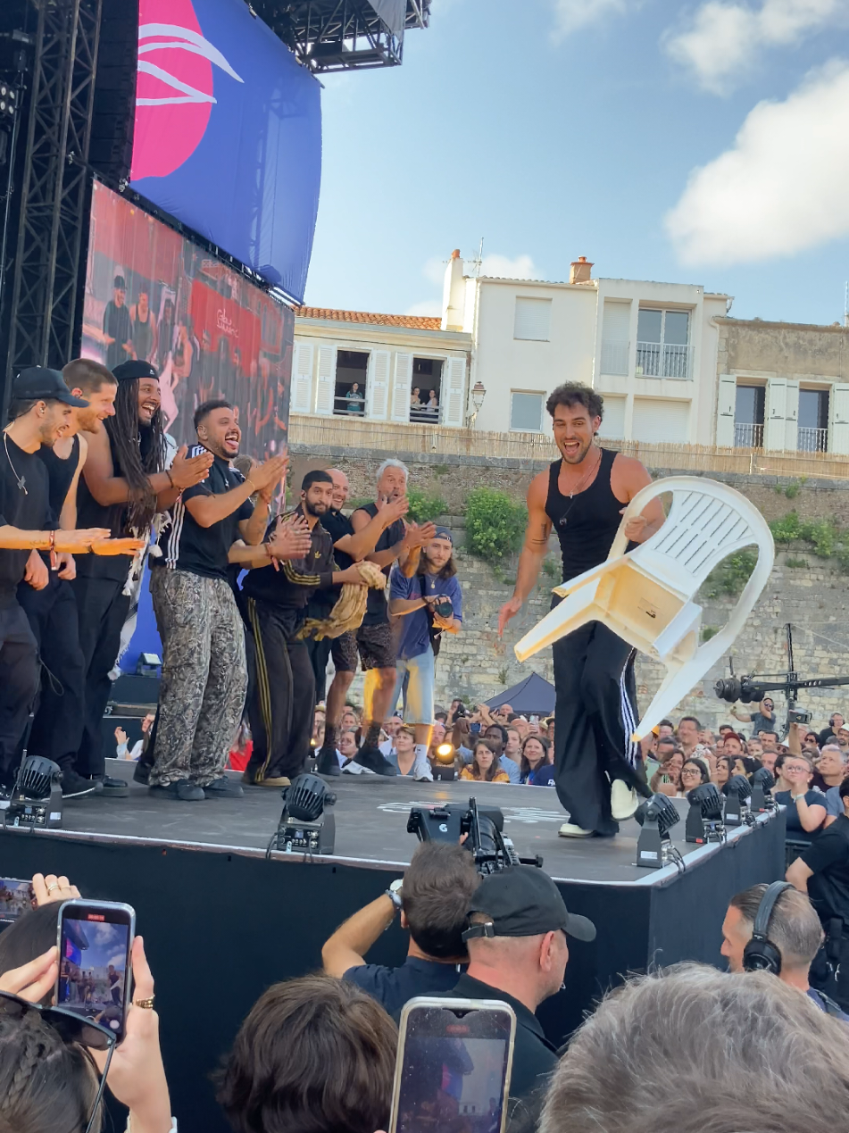 Pauvre chaise 😅🔥 @Saint Levant #live #concerts #musica #arabicsong #france @Francofolies de La Rochelle 