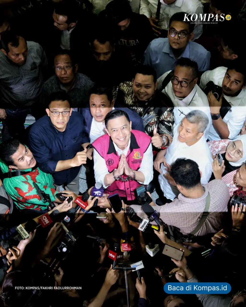 Bekas Menteri Perdagangan Thomas Trikasih Lembong, terdakwa dugaan korupsi impor gula kristal mentah yang diolah jadi gula kristal putih ke perusahaan yang tidak berhak, Jumat (18/7/2025), dijatuhi hukuman empat tahun enam bulan atau 4,5 tahun penjara. Thomas Trikasih Lembong atau Tom Lembong juga dihukum pidana denda Rp 750 juta subsider 6 bulan penjara. Vonis itu lebih ringan dari tuntutan jaksa selama 7 tahun. Selain itu, untuk kerugian negara, majelis hakim meyakini kerugian negara yang terbukti dari perkara ini adalah Rp 194,71 miliar. Nilai itu lebih rendah dari perhitungan jaksa yakni Rp 320,69 miliar. Dalam sidang yang digelar di Pengadilan Tindak Pidana Korupsi Jakarta, Jumat, Majelis Hakim yang diketuai Dennie Arsan Fatrika menyatakan, Tom Lembong terbukti melanggar aturan dan memperkaya orang lain atau korporasi. Menurut pertimbangan majelis hakim, perbuatan Tom Lembong telah memenuhi seluruh unsur dalam dakwaan Pasal 2 atau Pasal 3 jo Pasal 18 Undang-Undang Nomor 31 Tahun 1999 tentang Pemberantasan Tindak Pidana Korupsi jo Pasal 55 ayat (1) ke-1 KUHP. Inti pelanggaran tersebut adalah tindakan terdakwa yang mengenyampingkan peran Badan Usaha Milik Negara (BUMN) yang seharusnya menjadi instrumen negara untuk stabilisasi harga gula. Sebaliknya, terdakwa justru memberikan izin kepada korporasi swasta untuk melakukan impor gula kristal mentah untuk diolah jadi gula kristal putih. Sahabat Kompas bisa baca artikel selengkapnya di  Kompas.id. Oleh Willy Medi Pewarta foto: Kompas/Fakhri Fadlurrohman  #HarianKompas #Kompasid #TomLembong