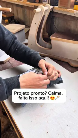 Quem ama marcenaria sabe: o detalhe final é que transforma o projeto! 👊✨ Olha só como a lambreta ganhou vida depois da instalação das rodinhas! 🛞🛴 Simples, rápido e dá aquele toque profissional que faz toda a diferença! 🔧 Projeto feito com carinho e precisão! E aí, curtiu o resultado? Me conta aqui nos comentários! 👇 #marcenaria #brinquedodemadeira #projetoinfantil #lambreta #feitoamão #umagurianamarcenaria #brinquedos #marcenariacriativa #brinquedos 