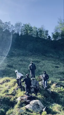 p adu foto bareng kalian #ninjagunung🥷🏻 #fomo #pakuwaja2421mdpl #pendakigunung 