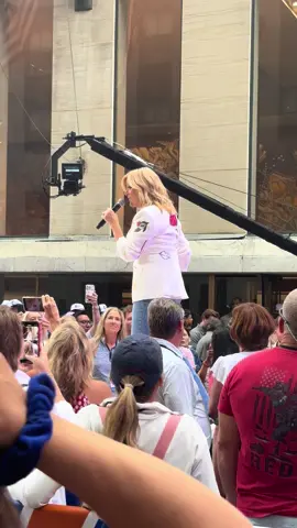 Trisha Yearwood at the Today Show. 