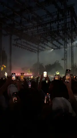 somebody loves meeee || creds to @𝗞💫 for the vid #drake #partynextdoor #wireless #music #lyrics #snippet #drakeconcert #partynextdoorconcert drake partynextdoor wireless 