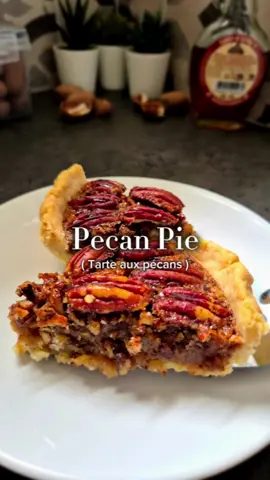 Pecan Pie ou Tarte aux pécans 🇺🇸 Fondante, croustillante, et ultra gourmande. À tester absolument ! Pâte brisée : • 200 g de farine • 100 g de beurre froid • 1 pincée de sel • 1 c.à.s de sucre • 2 à 3 c.à.s d’eau très froide  Garniture : • 70 g de sirop d’érable • 20 g de miel doux • 2 œufs • 50 g de cassonade • 25 g de sucre blanc • 35 g de beurre fondu • 1 c.à.c de vanille • 1 pincée de sel • 100 g de noix de pécan (50 g concassées dans la garniture + 50 g entières pour le dessus)  Conseils : • Utilise un moule en inox ou métal (18 cm à 22 cm) pour une cuisson bien dorée #fyp #tarte #pecanpie #noix #noixdepecan #siropderable #croustillant #moelleux #FoodLover #yummyfood 