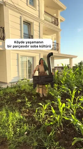 YENİDEN DÜZEN KURMAK ZAMAN ALDI… YAŞADIĞIM ALANI  TEMİZ  GÖRMEK BANA HUZUR VERİYOR ☺️ÇOCUKLUĞUM SOBALI EVDE GEÇTİ HATTA YEMEK YAPMAYI SOBA ÜZERİNDE ÖĞRENDİM.. SİZLER DE DÜZEN SEVER MİSİNİZ ❓BU YENİLİĞİ NASIL BULDUNUZ ❓TEK BAŞINA BU KADAR YAPABİLDİM😊 UMARIM KEYİF ALDINIZ 😉 BİR SONRAKİ KAHVALTI HAZIRLIĞI VİDEOMU KAÇIRMAYIN TA.KİPTE KALIN  Anadolunun cefakar kadınları ben sıvalı evde büyüdüm, yemek yapmayı sobada öğrendim. Sobada pişen yemeğin lezzeti başka oluyor… eskiden sobanın etrafında toplanır güzine ekmeği ve gözinede pişen patatesleri yerdik o günlerin verdiği huzur ve mutluluk artık hiçbir şeyde yok. Beni, babamı kardeşlerimi çocukluğumu çok özlüyorum… o yüzden köye gitmiyorum çünkü orada artık babam yok sevdiklerinizin ve ailenizin kıymetini bilin bol bol ziyaret edin vakit geçirin  #karadeniz #soba #rutin #routine #Vlog #natural #garden #decor #decoration #viralvideo #virall #discover 
