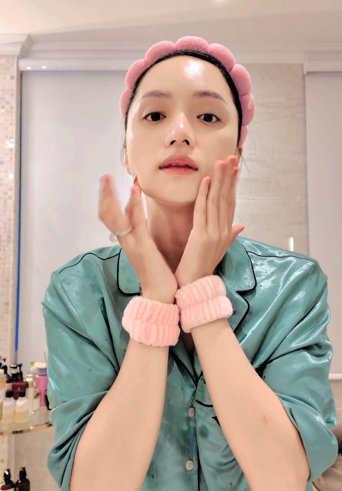 Bảo bối giúp Giang có một làn da chắc khoẻ và rạng rỡ tự nhiên chính là đây 😘  #larocheposaypartner #MelaB3 #HuongGiang  