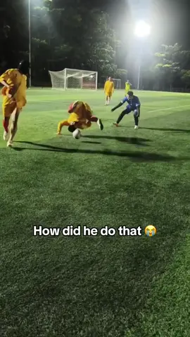 How’s bro headed it like that 🤣💀 @PS GAR #funny #jokes #footballfunny #football #footballtiktok #futbol #futebol #trending #goviral #fyp #Soccer #soccertiktok #footy #golazo #aura #footballfunny #4u #fifa #fut #risingballers 