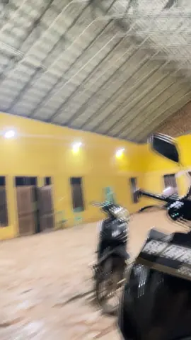 Ceritanya gua sama temen” gua lagi nongkrong,emang sudah agak larut malam,jadi temen” gua udah pada tidur. pas gua lagi gabut aslinya mau buat vidio untuk ngpep temen gua yang mau datang tiba” ada yang aneh di jendela,sontak lah gua kaget dan bangunin kawan gua untuk cepet” pulang #horor