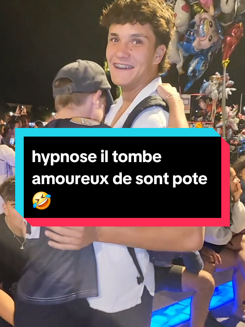 Il rigolait… jusqu’à ce que je reprogramme son cerveau 😈 Maintenant il regarde son pote comme si c’était l’amour de sa vie 💘 C’est pas de la magie. C’est de l’hypnose. 🎭 Bienvenue dans mon monde… #CapCut #hypnose #hypnosefun #hypnosechallenge #hypnonyx #hypnotiseur #amour #bestiecrush #momentgênant #hypnosepuissante #toulouse #showhypnose #pourtoii  #pourtoi 