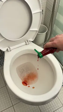 Just throw pepper into your toilet bowl and you'll never have this problem again! #homehacks #cleaning #bugs 