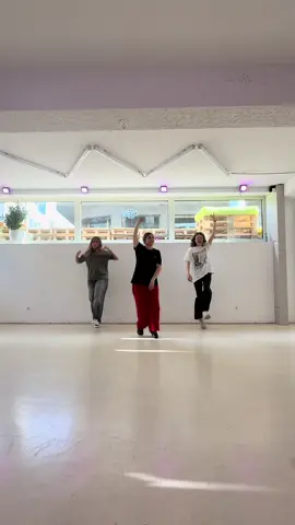 K-Pop (Teens)  Friday 5:30 pm w/ @exqct1y.nono (Sub.)  #endlessdancedüsseldorf #dance #kpop 