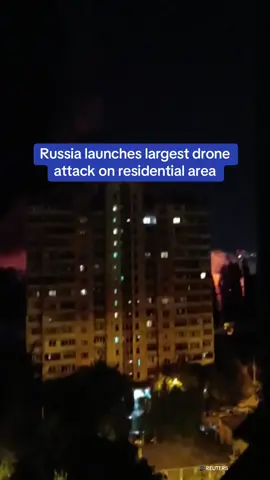 Serangan Drone Shahed Menghantam Residential Area di Kyiv Salah satu gelombang serangan drone Shahed-136 Rusia kembali mengguncang wilayah pemukiman (residential area) di Kyiv pada malam hari. Serangan terjadi secara mendadak tanpa peringatan, saat warga terlelap tidur,serangan drone ini normal di kawasan distrik Dniprovskyi kata beberapa warga setempat. 📍Satu unit drone dilaporkan menghantam langsung area perumahan, menyebabkan kebakaran di beberapa blok apartemen. Ledakan tersebut memicu kerusakan bangunan sipil dan korban luka di kalangan warga yang tidak terkait militer. 🔥 Serangan ke residential area seperti ini menjadi sorotan internasional karena menargetkan wilayah non-militer—menandakan bahwa perang kini bukan hanya soal medan tempur, tapi juga tekanan psikologis terhadap populasi sipil. #apexdominion #shahedattack  #residentialarea #russia  #ukraine🇺🇦 #ukraine #war #warzoneclips #drone #sahed #fyp #fypp #fyppp #fypage #fyppppppppppppppppppppppp 