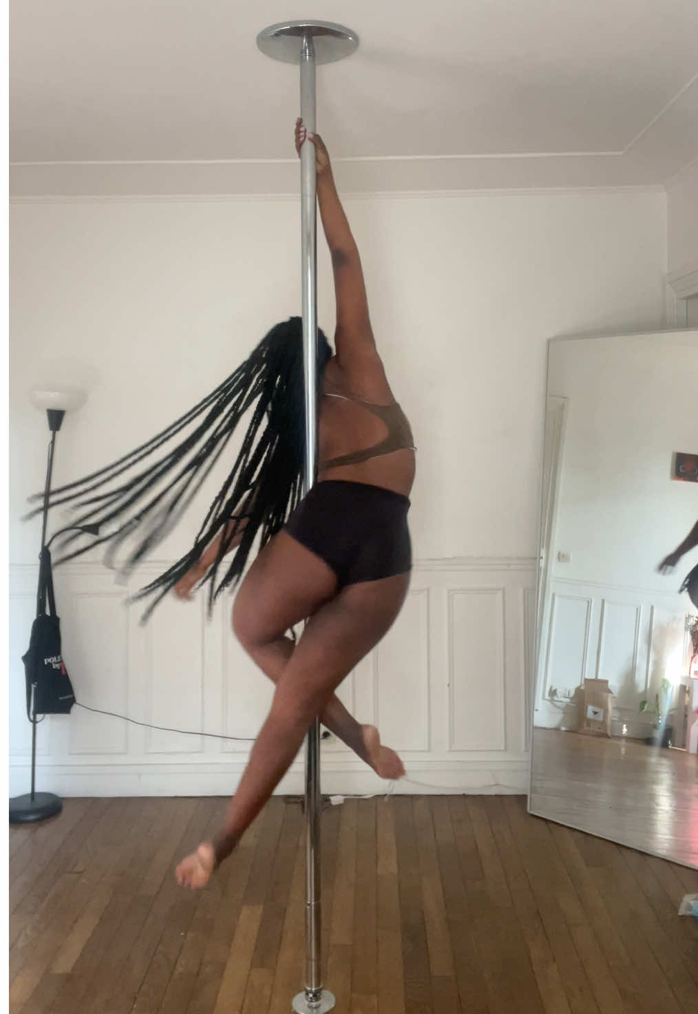 Petite ballerina 🍀🧚‍♂️ #paris #fyp #pole #poledancelove #flow #passion @MaYeli for private class and collective too
