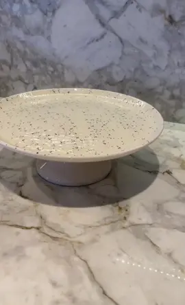 Boleira Prato para Bolo C/ Pé 26cm em Cerâmica Chuvisco Oxford  🔗 Só pedir o link! #boleira #boleiras #pratodebolo #pratodeceramica #oxford #bolo #bolos #servir #mesa #mesaposta #mesadecorada #mesabonita #fruteira 