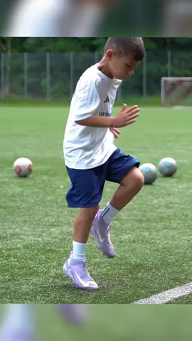 With our step-by-step training, your child can repeat key movements over and over. This repetition leads to smoother flow in their skills — and real progress on the pitch. FULL ONLINE PROGRAM IN THE BIO LINK  AND Same training and help your child improve faster. #footballtraining #youthfootball #soccerdrills #ballcontrol #futurestar