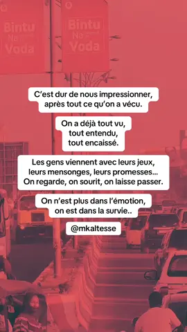 C’est dur de nous impressionner, après tout ce qu’on a vécu. On a déjà tout vu, tout entendu, tout encaissé. Les gens viennent avec leurs jeux, leurs mensonges, leurs promesses… On regarde, on sourit, on laisse passer. On n’est plus dans l’émotion, on est dans la survie..