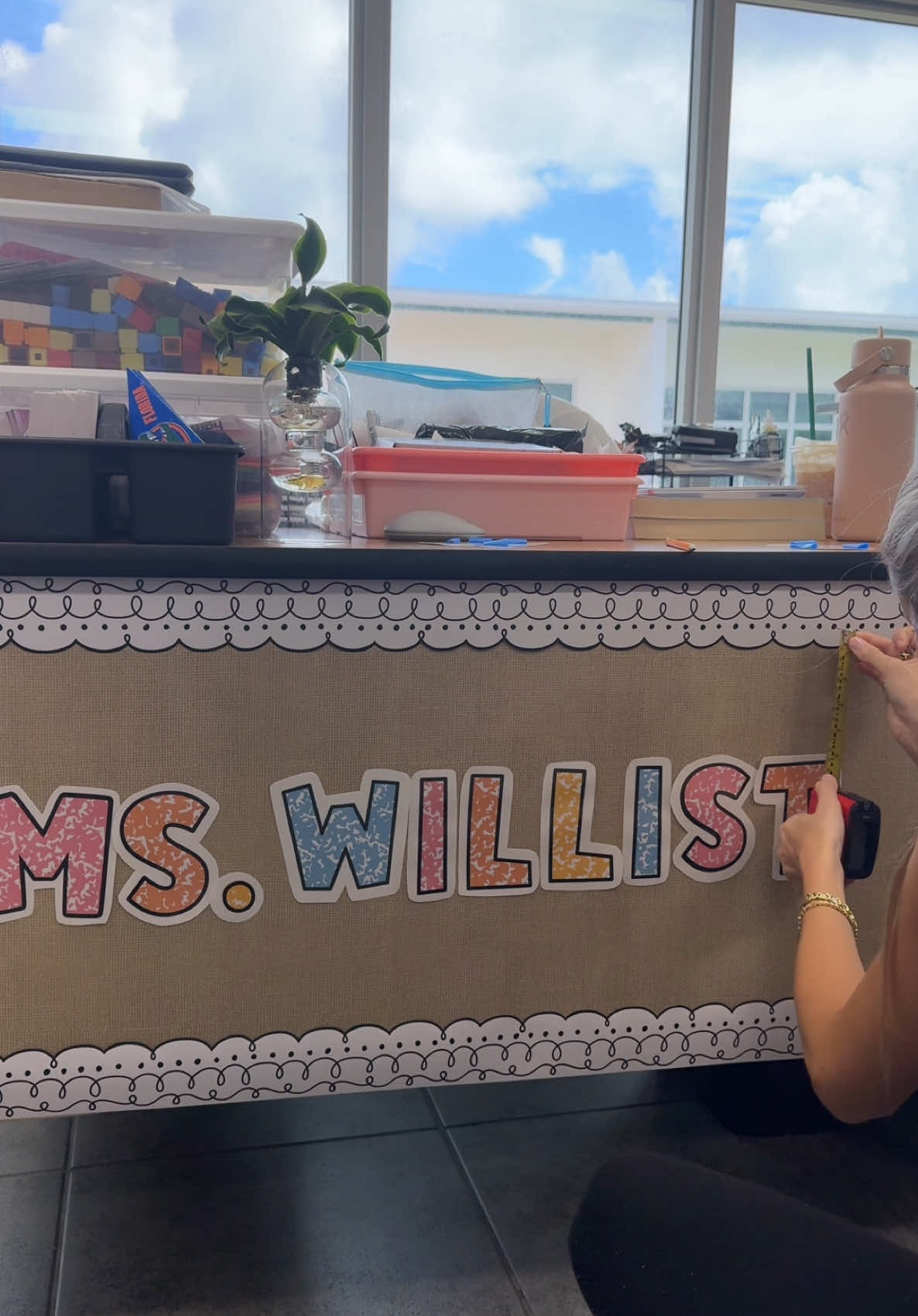 teacher desk upgrade 👏🏼💖 #teachersoftiktok #classroomsetup #backtoschool 