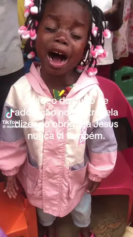 Hoje meus olhos contemplaram algo que o mundo precisa ver. Crianças da África, talvez com o estômago vazio, mas com o coração completamente cheio de Deus. Eles choravam… não de dor, mas de amor. Adoravam com uma intensidade que rasga os céus, com uma verdade que nos constrange. O louvor dizia: “A coroa que Jesus usou na cruz… foi feita para mim.” E eles entendem isso melhor que muitos de nós. Enquanto alguns de nós temos casa, comida, conforto e ainda assim encontramos mil desculpas para não adorar, essas crianças, que aos olhos do mundo “não têm nada”, entregam tudo o que têm: um louvor puro, um coração quebrantado, uma fé viva. Que grandeza eu vi.  Que o nosso coração se renda como o delas. Que a gente volte a entender o que é estar diante do Rei, com lágrimas, com verdade, com tudo o que somos. Mesmo que o mundo tire tudo… que Ele nunca nos encontre frios